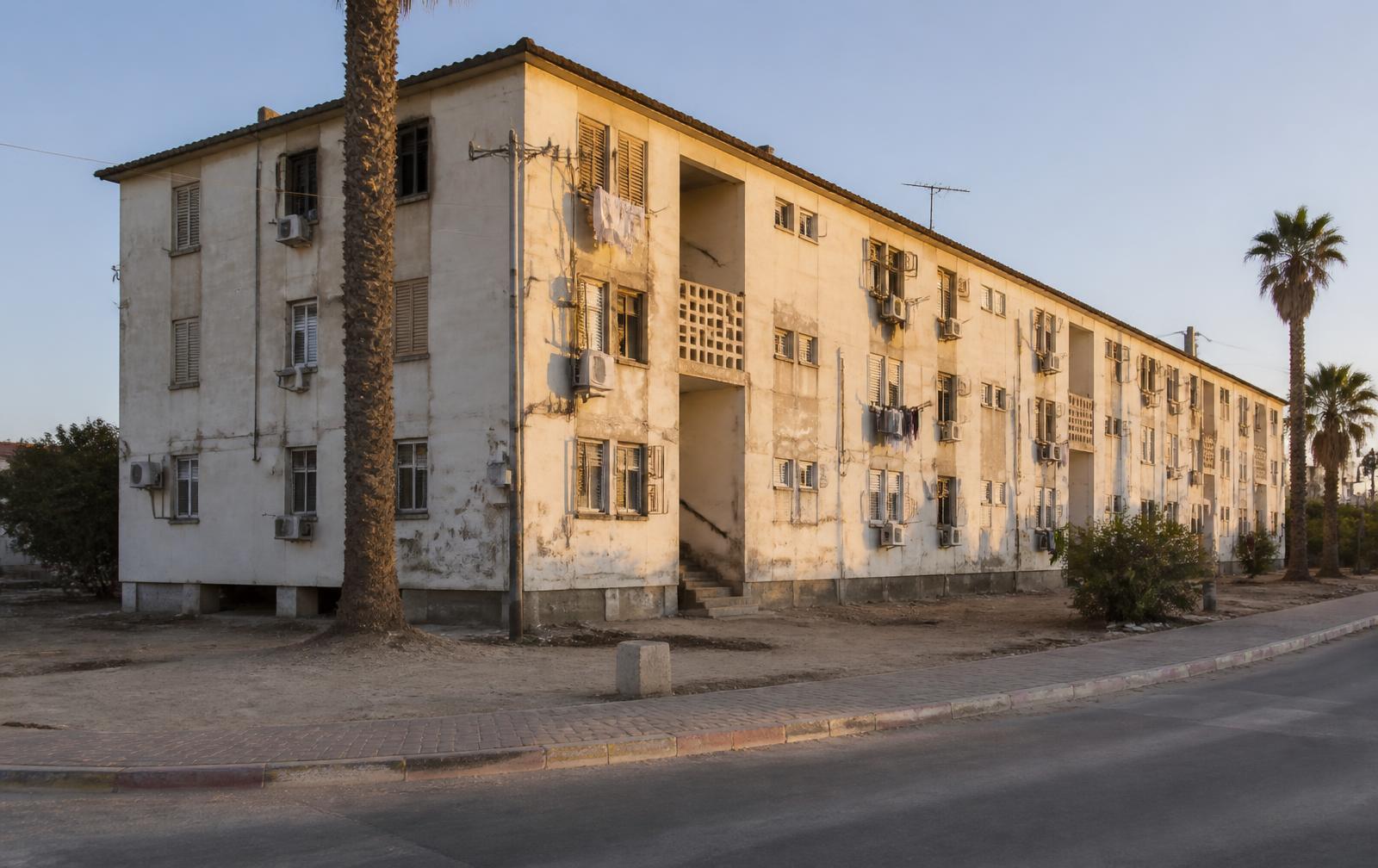 בניין רכבת ותיק בדימונה בשעת שקיעה — טרם התחדשות